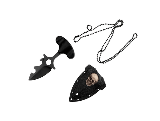 Nyakkés tokkal és koponyás lánccal